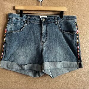 Caslon Boyfriend Jean Shorts with Cuffed Hems and Embroidered Sides Size 32